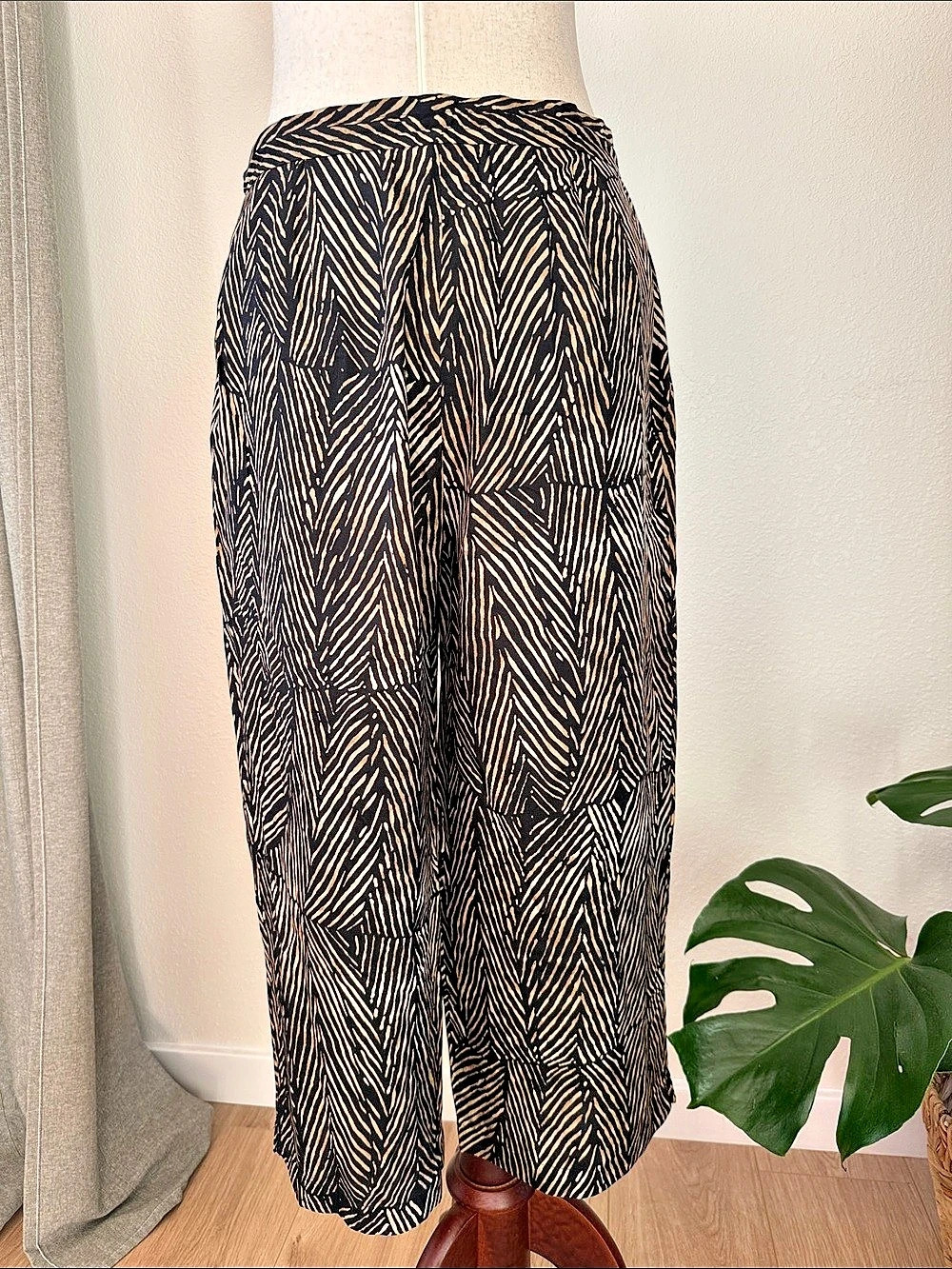 Lauren Ralph Lauren Wide Leg cropped animal print Silk Blend. Size 10 - Picture 3 of 4